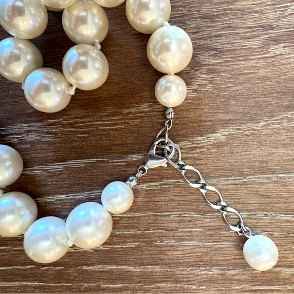 Faux pearl necklace 16” long, very good quality - Picture 4 of 9